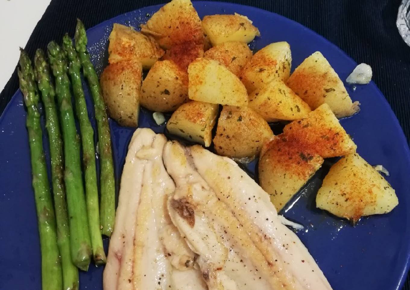 Trucha a la plancha con espárragos y patatas confitados