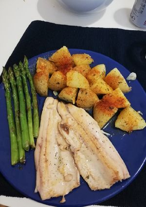 Una foto de Trucha a la plancha con espárragos y patatas confitados