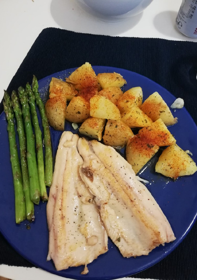 Una foto de Trucha a la plancha con espárragos y patatas confitados