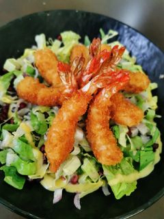 A picture of Shrimp tempura with green salad.