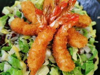 Shrimp tempura with green salad