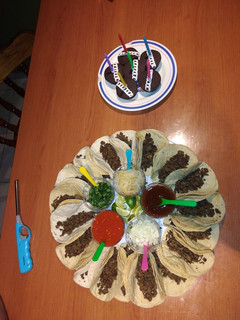 Una foto de Rosca de tacos para cumpleaños