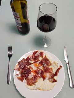 Una foto de Huevos fritos con jamón (airfryer)