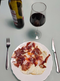 Una foto de Huevos fritos con jamón (airfryer)