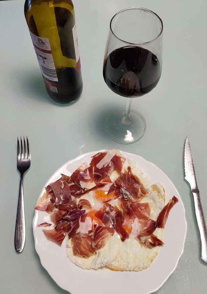 Una foto de Huevos fritos con jamón (airfryer)