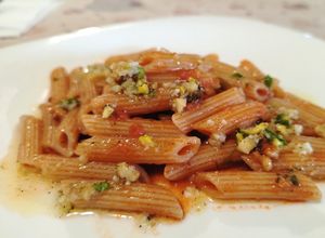 Foto di Penne con Pomodorini, Pesto di Noci e Pistacchio di Bronte