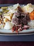 Puchero y fondo blanco