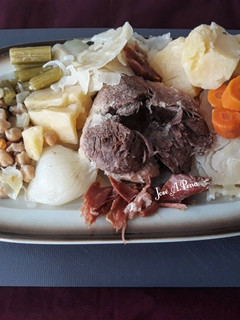 Una foto de Puchero y fondo blanco