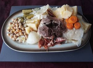 Una foto de Puchero y fondo blanco