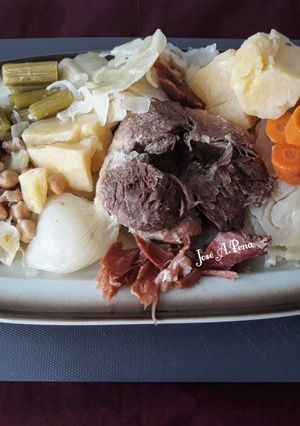 Una foto de Puchero y fondo blanco