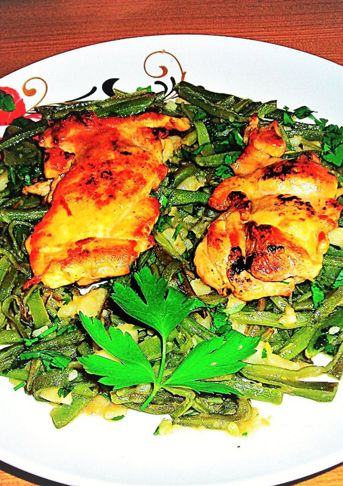 Una foto de Muslo de pollo sobre judías- novatos
