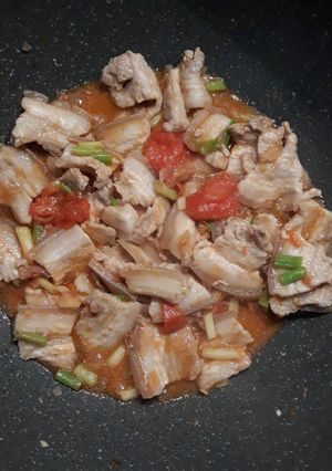 Hình của món Thịt ba chỉ sốt cà chua.