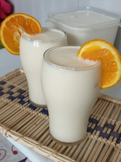 Una foto de Cóctel de yogur casero con piñas y jengibre