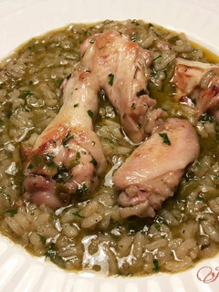 Una foto de Arroz caldoso de alitas de pollo, en salsa de ali oli de ajo y perejil