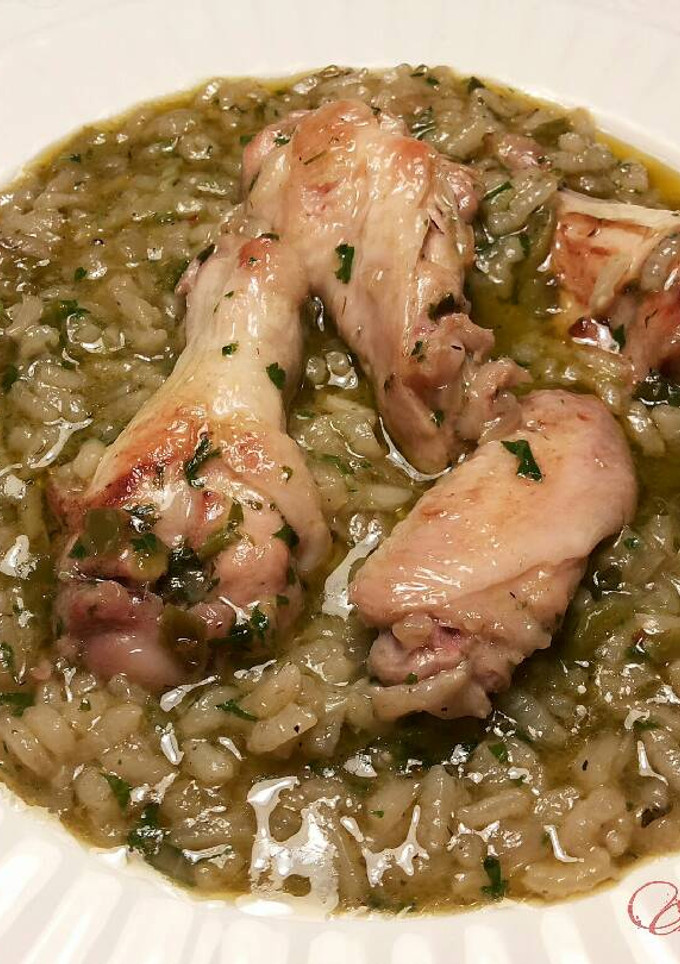 Una foto de Arroz caldoso de alitas de pollo, en salsa de ali oli de ajo y perejil