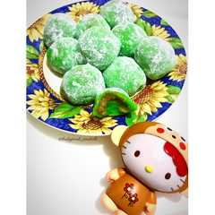 A picture of Mochi Pandan Isi Kacang.