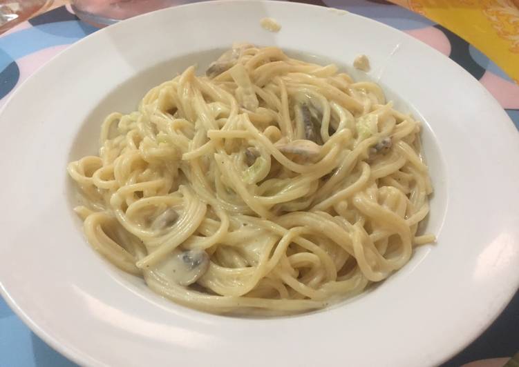 makanan Spageti Carbonara creamy yang Lezat Sekali