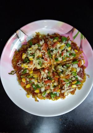मैगी पिज्जा (Maggi pizza recipe in hindi) रेसिपी मुख्य फोटो
