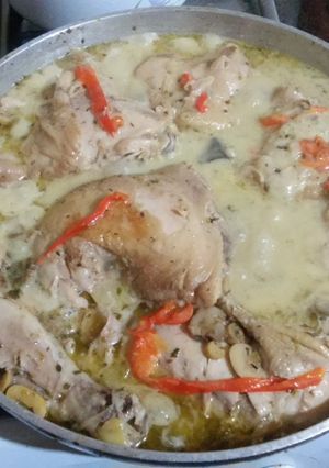 Una foto de Pollo al vino con salsa de champiñones