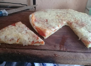 Una foto de Pizza con muzzarrella (levadura instantánea)