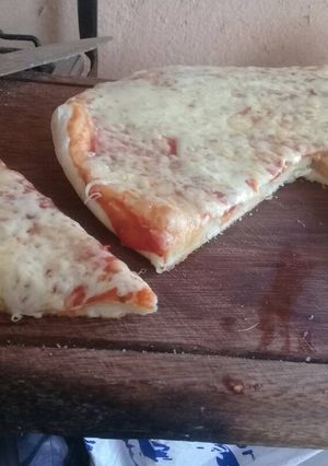 Una foto de Pizza con muzzarrella (levadura instantánea)