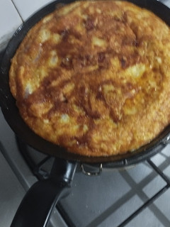 Una foto de Torta de banano y avena en la estufa