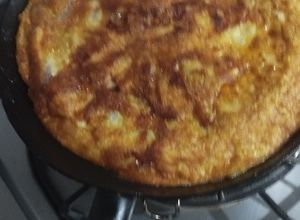 Una foto de Torta de banano y avena en la estufa