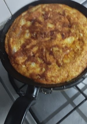 Una foto de Torta de banano y avena en la estufa