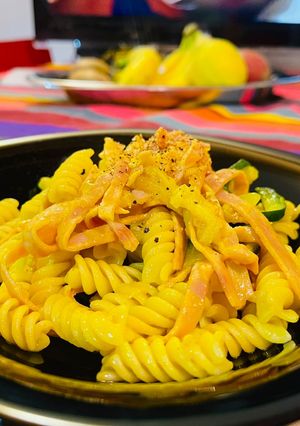 Foto di Fusilli con spalla cotta e zucchine alla curcuma