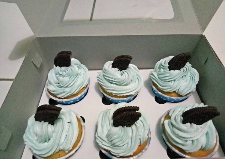 Vanilla shark cupcake