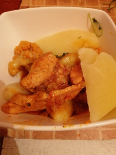 Csirkemell, karfiolpörkölt paradicsomosan, főtt krumplival recept fotója