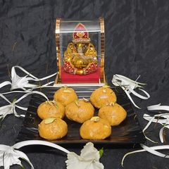 A picture of Besan ladoo.