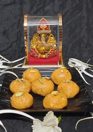 A picture of Besan ladoo.