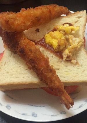 Una foto de Sandwich de camarones, tomate y huevo