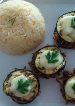 Una foto de Medallones de Berenjenas Rellenas de Carne desmechada