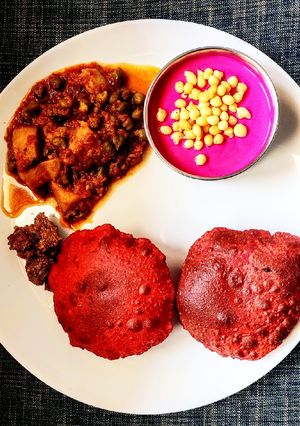 बीटरूट पूरी और बीटरूट रायता (Beetroot Puri aur Beetroot Raita recipe in Hindi) रेसिपी मुख्य फोटो