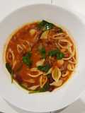 ซุปถั่วใส่พาสต้าและผักโขม (Bean soup with pasta and spinach)