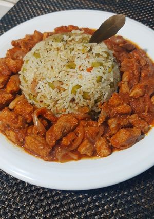 Una foto de Estofado de Cerdo, Arroz con Tocino y Arvejas👩🍳