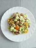 Ensalada de frijoles, cohombro, tomate con aderezo de guacamole