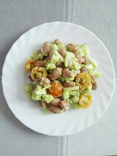 Una foto de Ensalada de frijoles, cohombro, tomate con aderezo de guacamole