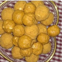 A picture of Besan ke ladoo.