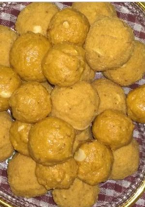 A picture of Besan ke ladoo.
