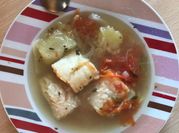 Una foto de rape con verduras