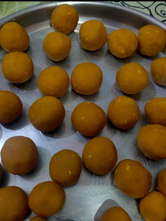 बेसन के लड्डू (Besan ke ladoo recipe in Hindi) रेसिपी मुख्य फोटो