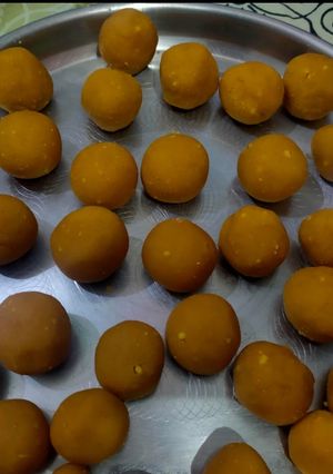 बेसन के लड्डू (Besan ke ladoo recipe in Hindi) रेसिपी मुख्य फोटो