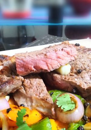 Una foto de Churrasco a la Pimienta con saltado de Pimientos 👍🇵🇪