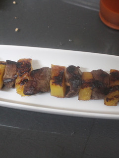 Una foto de Pincho de ternera y piña
