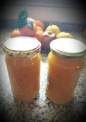 Una foto de Mermelada casi-tuti-fruti naranja, pera, manzana..