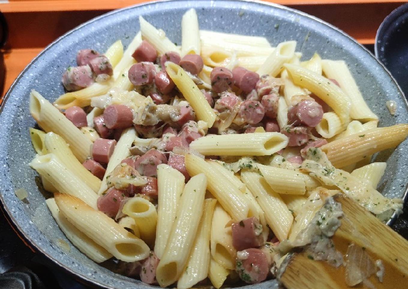 Pasta con salchichas y setas