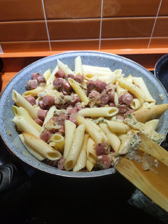 Una foto de Pasta con salchichas y setas
